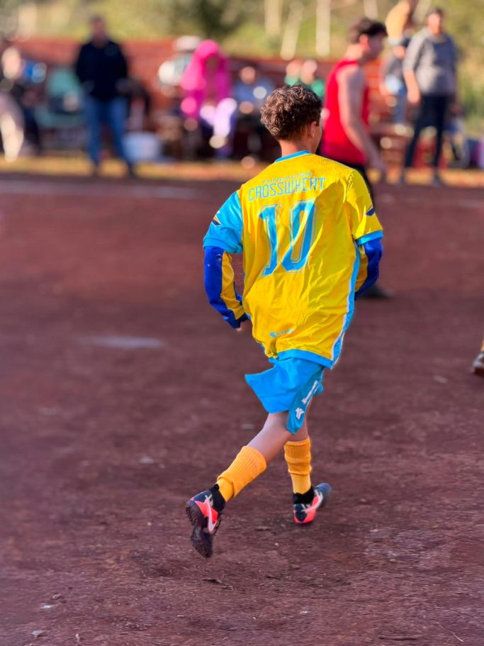 Kind beim Fußballspielen Kind beim Fußballspielen