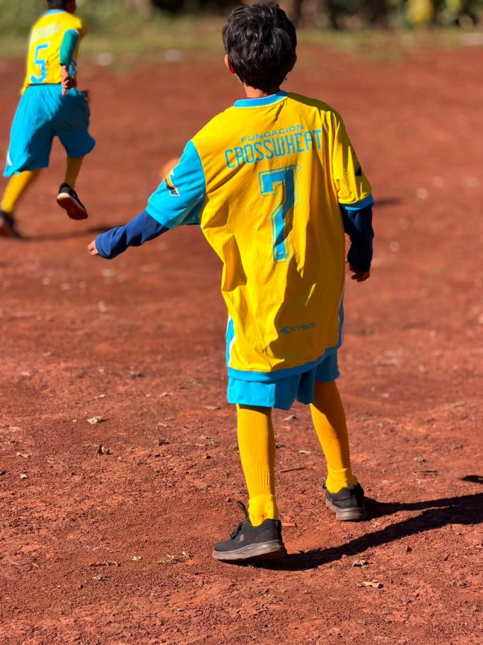 Kind beim Fußballspielen Kind beim Fußballspielen