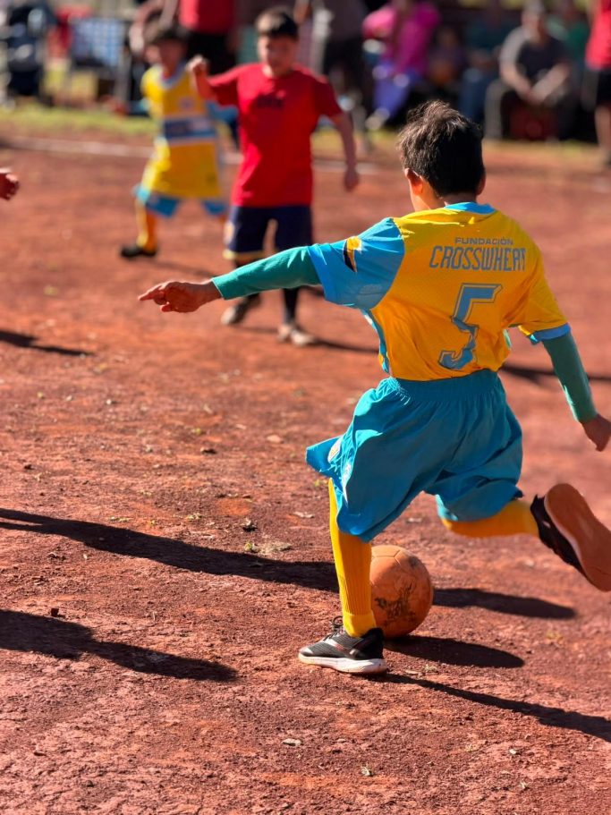 Kind beim Fußballspielen Kind beim Fußballspielen